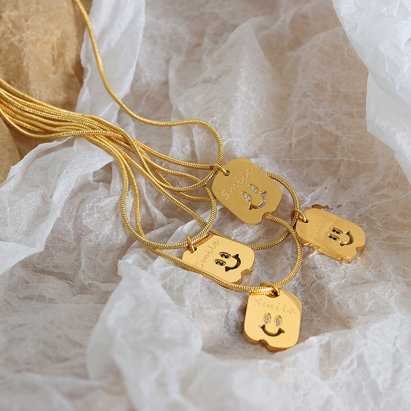 Exquisite und edle quadratische Platte aus 18 Karat vergoldetem Edelstahl mit eingelegtem Smiley-Gesicht und Zirkon-Design-Halskette