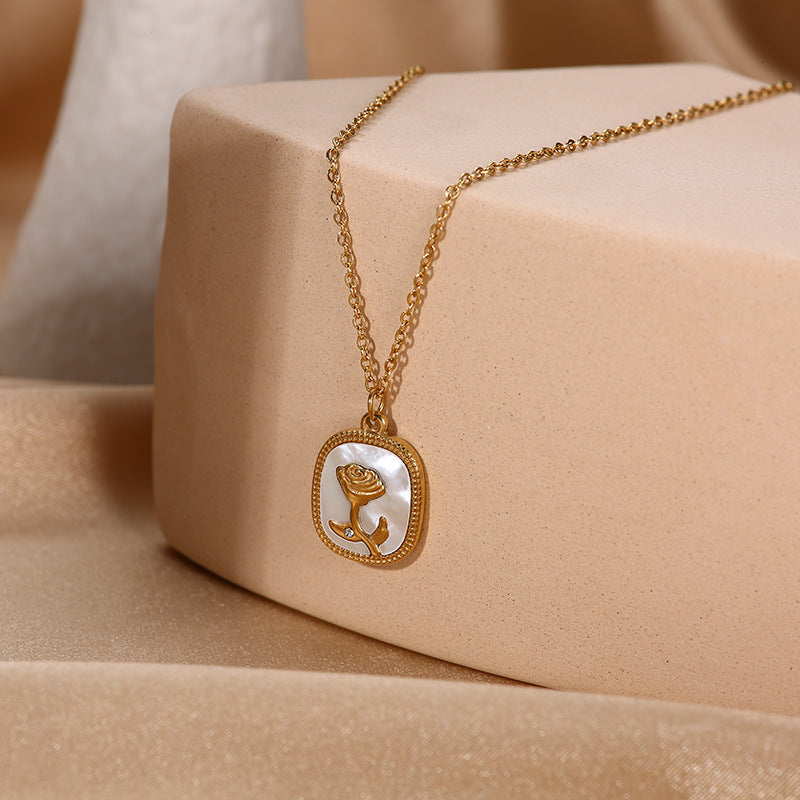 Exquisite und edle Halskette mit vielseitigem Anhänger im Rosen- und Edelsteindesign