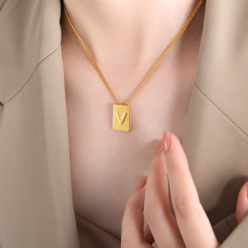 18-Karat vergoldete Edelstahl-Halskette, romantische, personalisierte Halskette in quadratischer Form mit 26 englischen Buchstaben im leichten Luxusstil