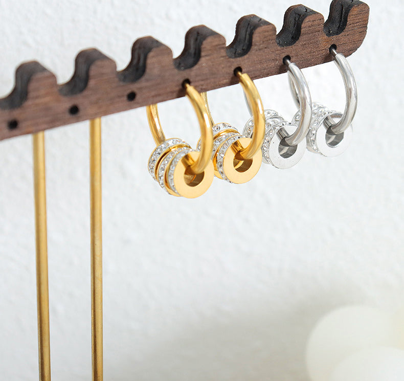 Exquisite, schillernde Ohrring aus 18-karätigem vergoldeten Edelstahl mit leichten, luxuriösen Ringen im Diamant-Design im kleinen Kreis