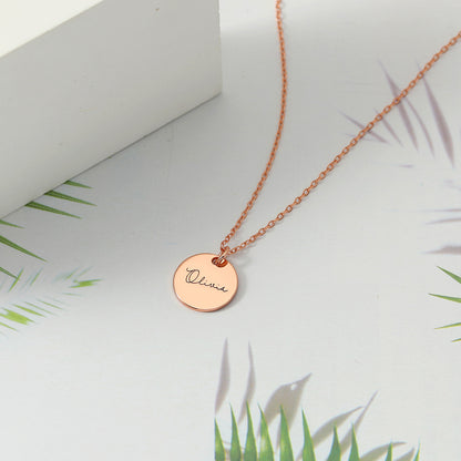 Exquisiter runder Anhänger, einfache Halskette mit Namensdesign