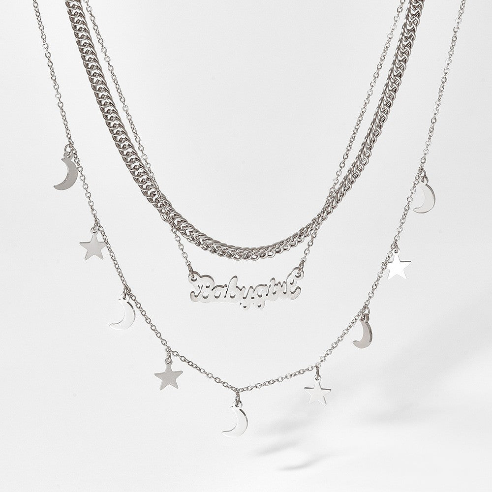 Trendige Mode-Halskette aus 18 Karat vergoldetem Edelstahl mit Sternen und Mond mit Buchstaben, dreilagiges, gestapeltes Design