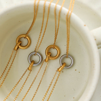 Modische Doppelkette aus 18-karätigem vergoldeten Edelstahl mit doppelt ineinandergreifenden Ringen.