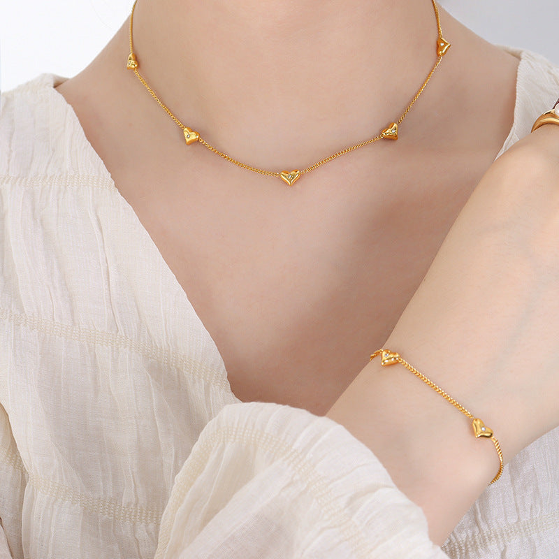 Klassisches Mode-Set aus 18-karätigem vergoldetem Edelstahl mit Herz-Intarsien und Zirkon-Design, Armband, Halskette und Ohrringen
