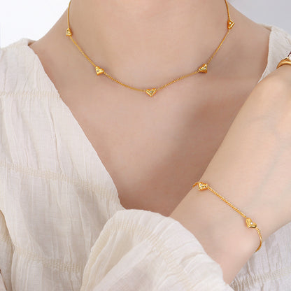 Klassisches Mode-Set aus 18-karätigem vergoldetem Edelstahl mit Herz-Intarsien und Zirkon-Design, Armband, Halskette und Ohrringen