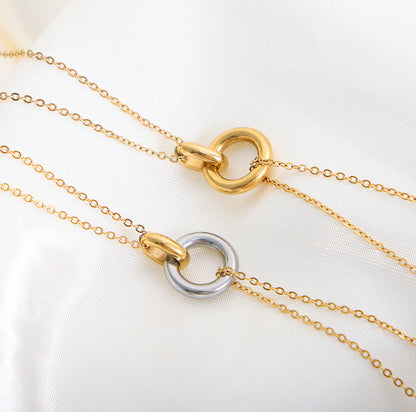 Modische Doppelkette aus 18-karätigem vergoldeten Edelstahl mit doppelt ineinandergreifenden Ringen.